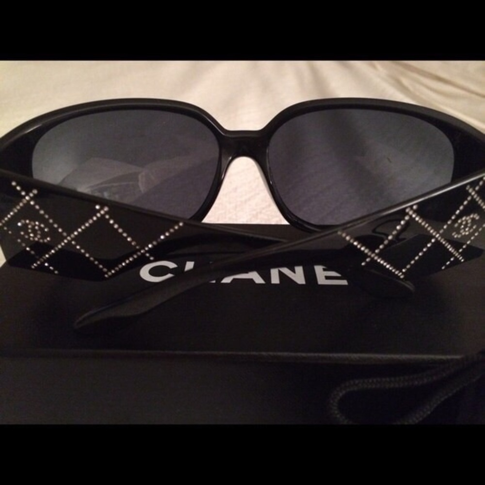 Chanel rhinestone sunglasses 🕶💍